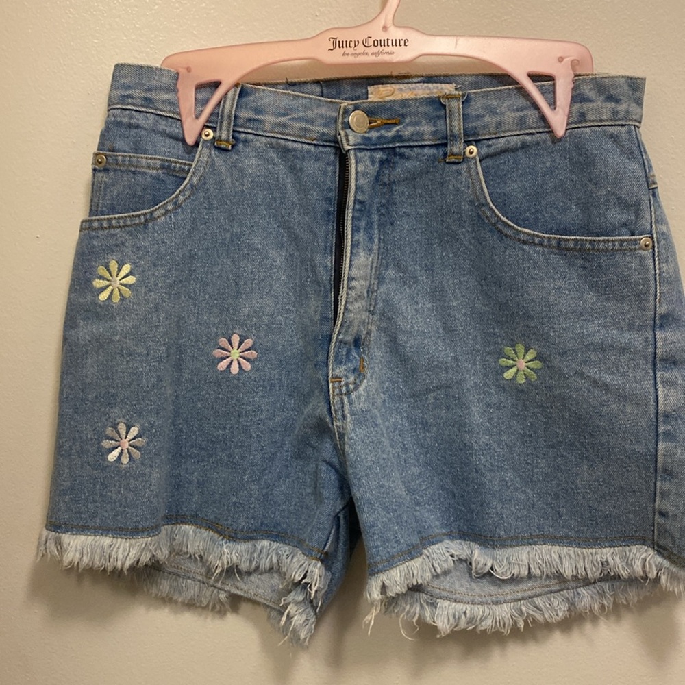 Daisies embroidered denim shorts